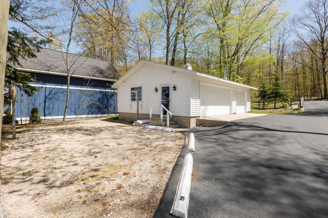 8432 S Dunns Farm Road, Kasson Twp, MI 49664