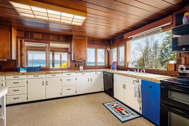 8432 S Dunns Farm Road, Kasson Twp, MI 49664