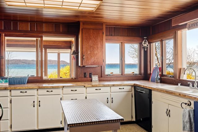 8432 S Dunns Farm Road, Kasson Twp, MI 49664