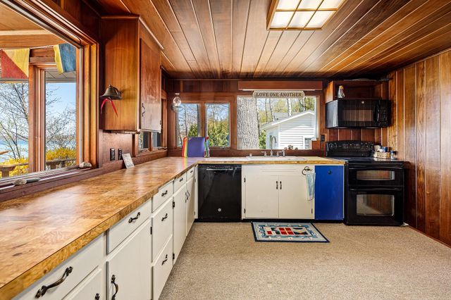 8432 S Dunns Farm Road, Kasson Twp, MI 49664