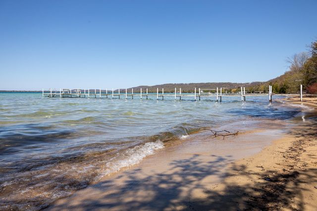 8432 S Dunns Farm Road, Kasson Twp, MI 49664