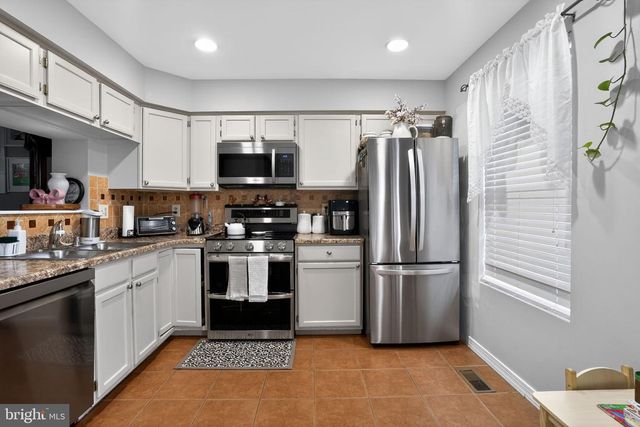 9214 JESSICA DR, Manassas Park, VA 20111