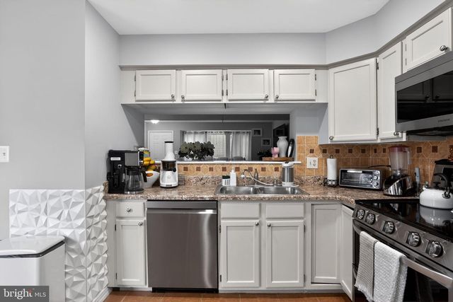 9214 JESSICA DR, Manassas Park, VA 20111