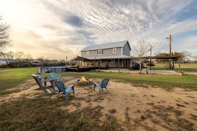 917 County Road 664, Devine, TX 78016