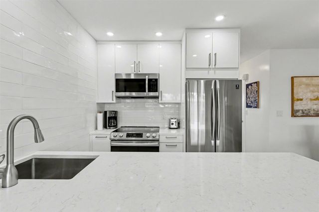 901 SW 11th Ave 16H, Hallandale Beach, FL 33009