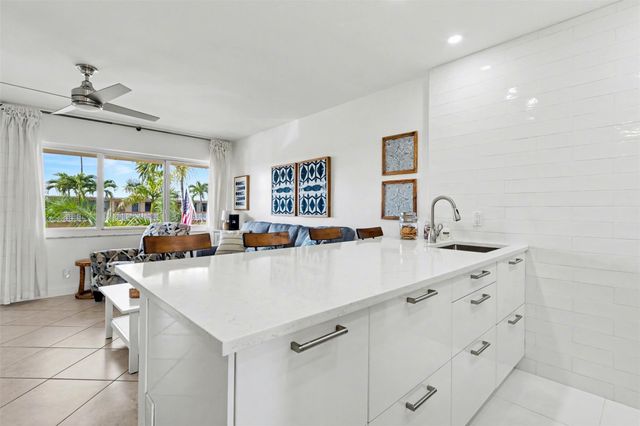 901 SW 11th Ave 16H, Hallandale Beach, FL 33009