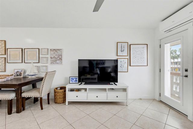 901 SW 11th Ave 16H, Hallandale Beach, FL 33009