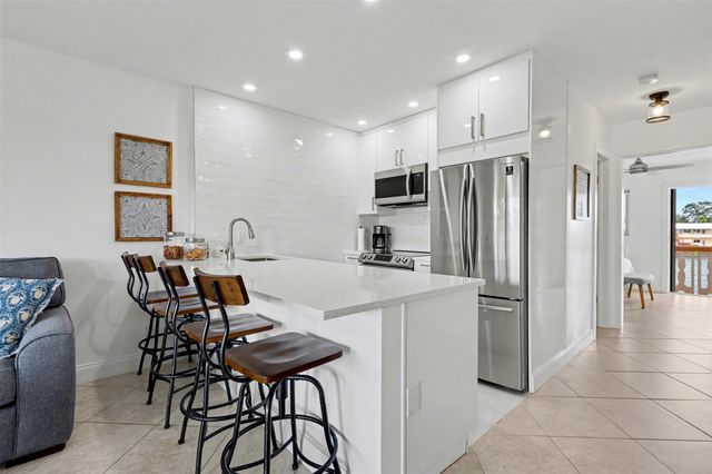 901 SW 11th Ave 16H, Hallandale Beach, FL 33009