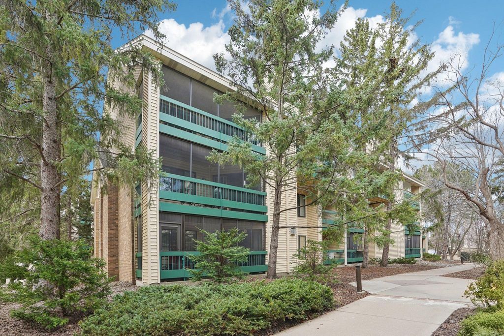 7621 Edinborough Way 2201, Edina, MN 55435