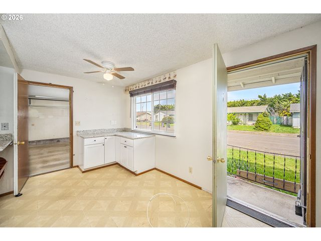 2365 L St, Springfield, OR 97477