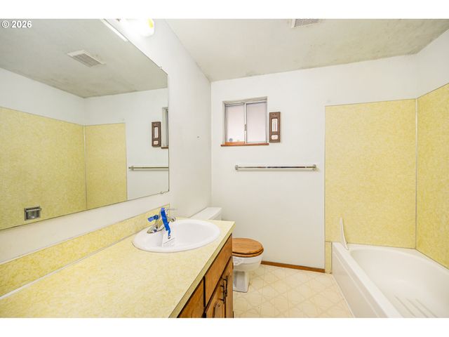 2365 L St, Springfield, OR 97477