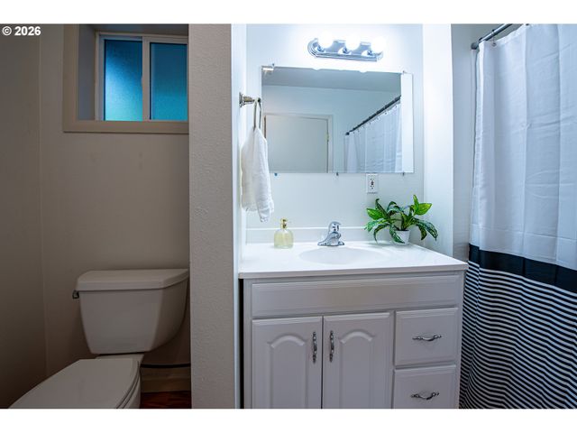 953 FORRESTER Way, Eugene, OR 97401