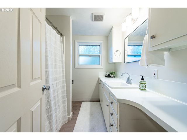 953 FORRESTER Way, Eugene, OR 97401