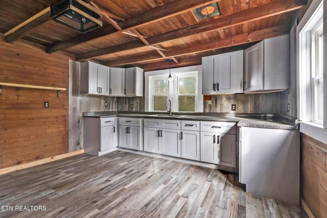 452 White Oak St, Jamestown, TN 38556