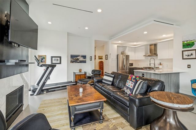 3923 Cole Avenue 102, Dallas, TX 75204