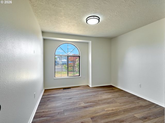 2367 DEL RIO Ave, Albany, OR 97322