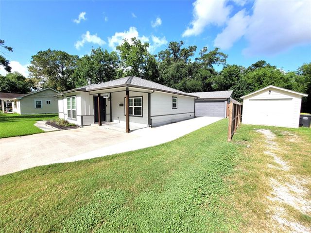 2106 N Galveston Avenue, Pearland, TX 77581