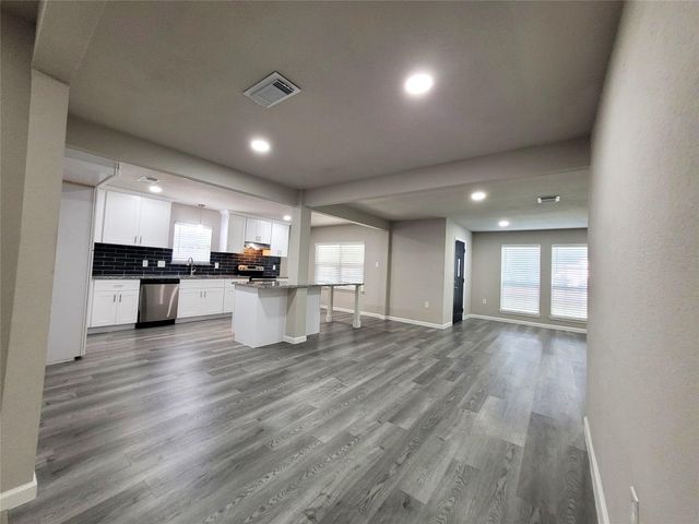 2106 N Galveston Avenue, Pearland, TX 77581