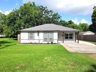 2106 N Galveston Avenue, Pearland, TX 77581