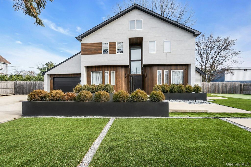 3 Maple Street, Glenwood Landing, NY 11547