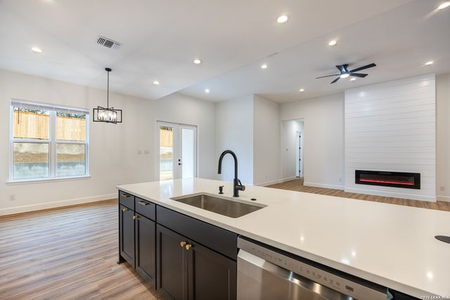 8227 OLD AUSTIN RD, Selma, TX 78154