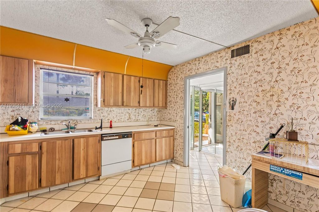 271 S Hollybrook Drive 51106, Pembroke Pines, FL 33025
