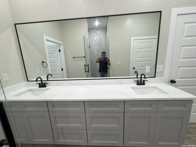 117 W SHORT MEADOW DR, Lytle, TX 78052