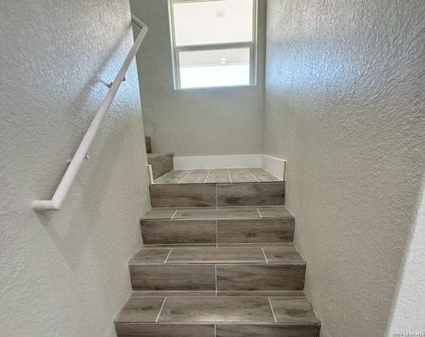 117 W SHORT MEADOW DR, Lytle, TX 78052