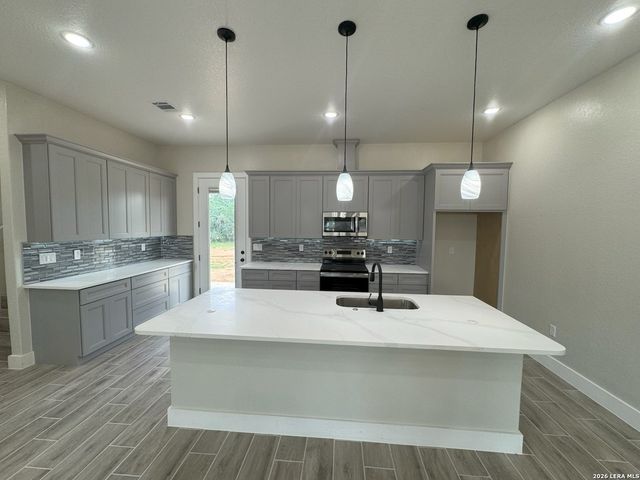 117 W SHORT MEADOW DR, Lytle, TX 78052