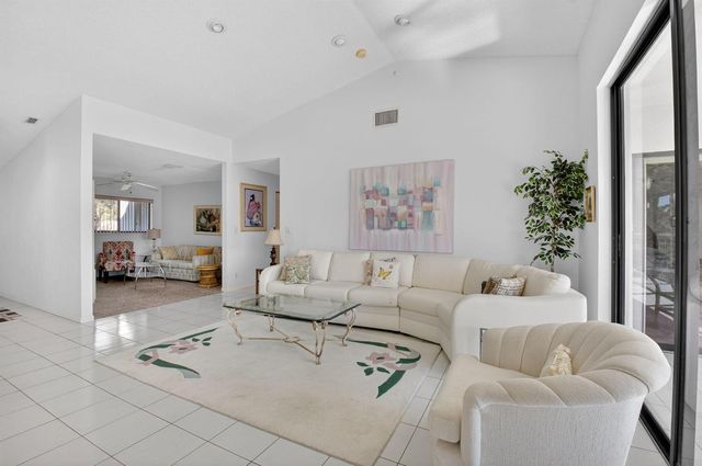10279 N Circle Lake Drive 202, Boynton Beach, FL 33437