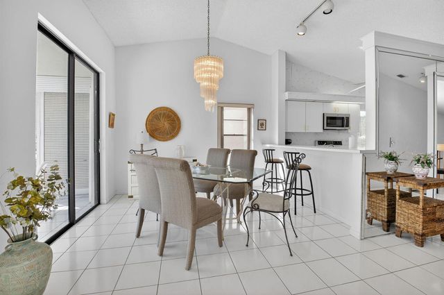 10279 N Circle Lake Drive 202, Boynton Beach, FL 33437