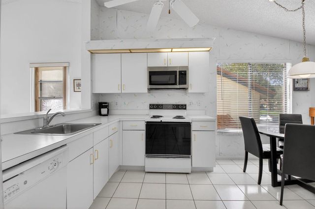 10279 N Circle Lake Drive 202, Boynton Beach, FL 33437
