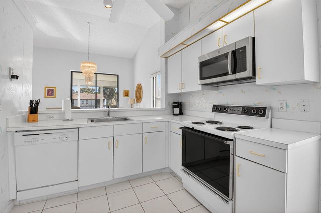 10279 N Circle Lake Drive 202, Boynton Beach, FL 33437