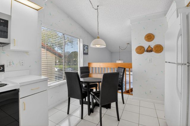 10279 N Circle Lake Drive 202, Boynton Beach, FL 33437