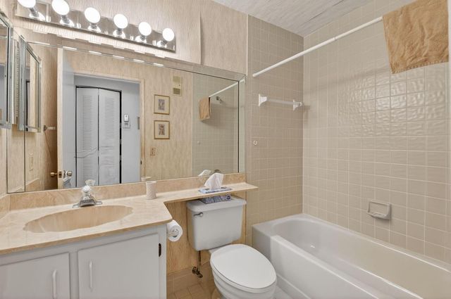 10279 N Circle Lake Drive 202, Boynton Beach, FL 33437