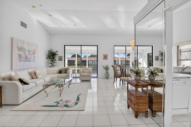 10279 N Circle Lake Drive 202, Boynton Beach, FL 33437