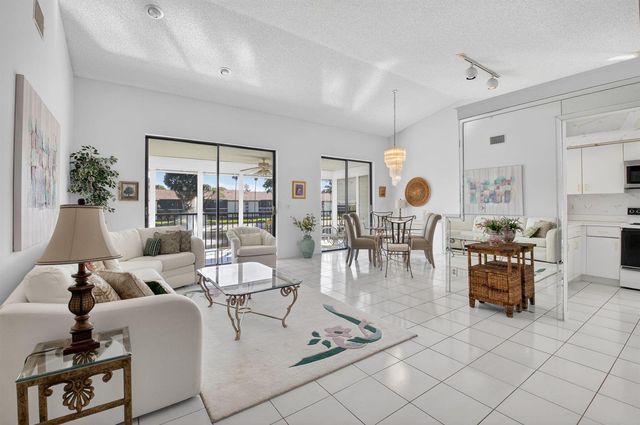 10279 N Circle Lake Drive 202, Boynton Beach, FL 33437