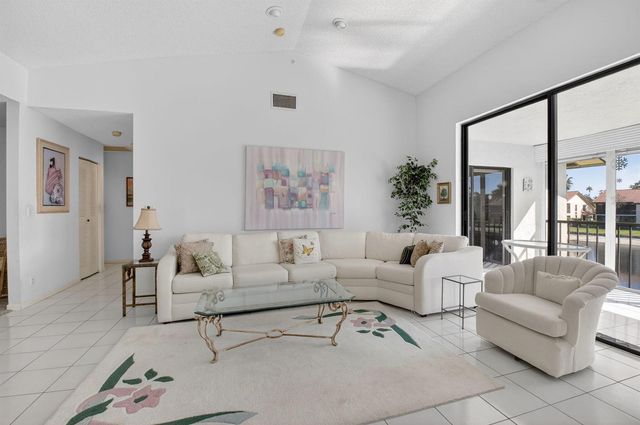 10279 N Circle Lake Drive 202, Boynton Beach, FL 33437