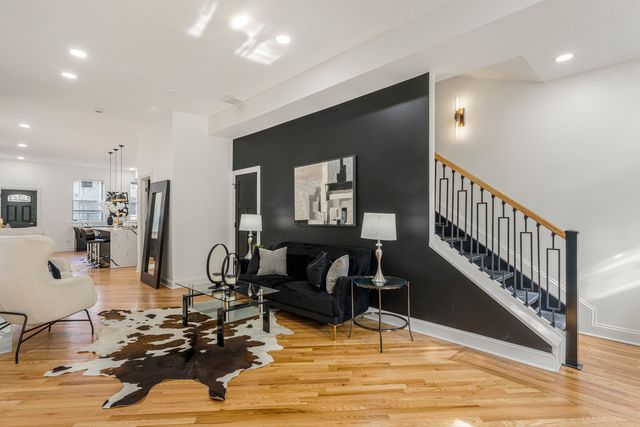 6450 S Greenwood Avenue, Chicago, IL 60637