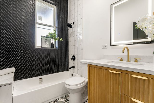 6450 S Greenwood Avenue, Chicago, IL 60637