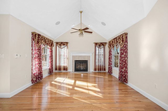 2 Prestwick Trail, Nashua, NH 03062