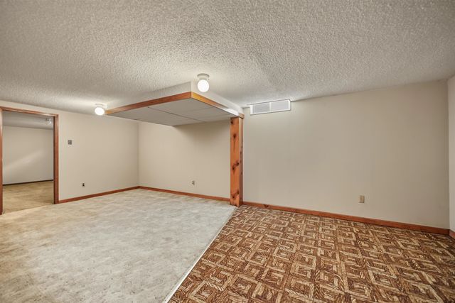 2158 Kensington Rd, Salina, KS 67401