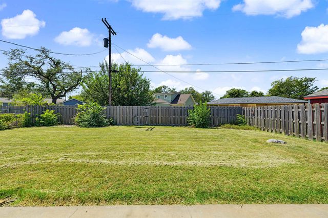 2158 Kensington Rd, Salina, KS 67401