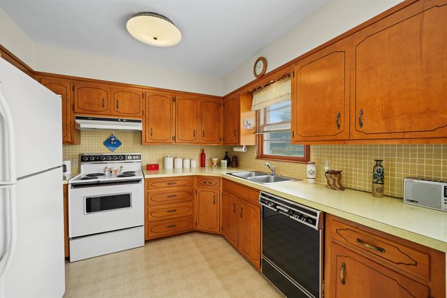 2158 Kensington Rd, Salina, KS 67401