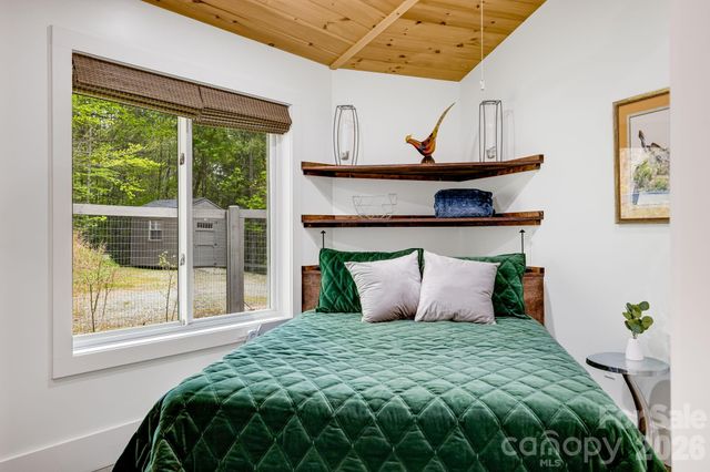 16 Caddis Court, Marshall, NC 28753