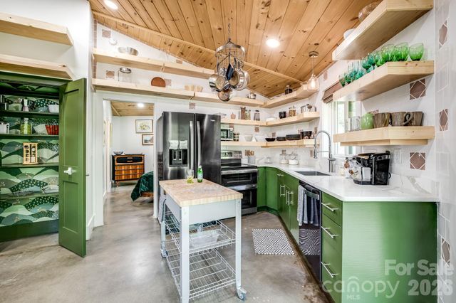 16 Caddis Court, Marshall, NC 28753