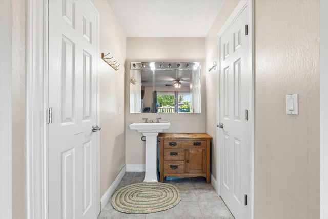 9545 Linda Rio Dr, Sacramento, CA 95827