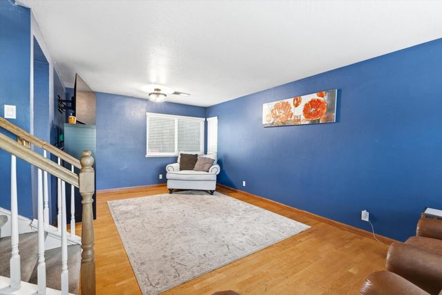 9545 Linda Rio Dr, Sacramento, CA 95827