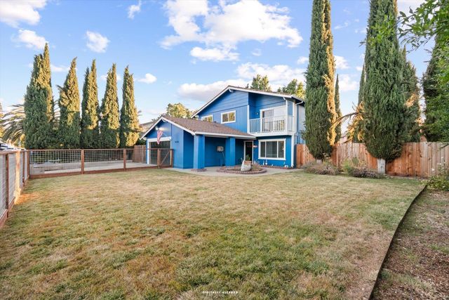 9545 Linda Rio Dr, Sacramento, CA 95827