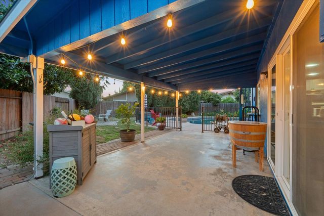 9545 Linda Rio Dr, Sacramento, CA 95827